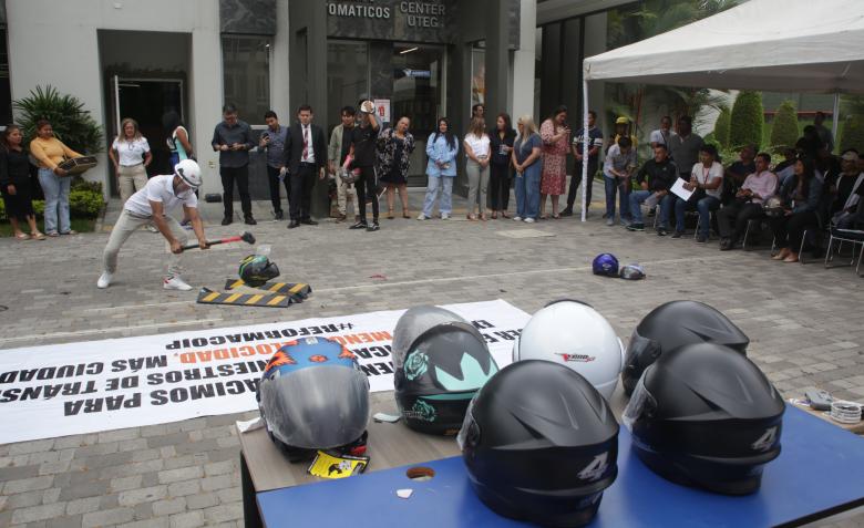 Motociclistas probaron cascos en Guayaquil: así quedaron al golpearlos con un combo